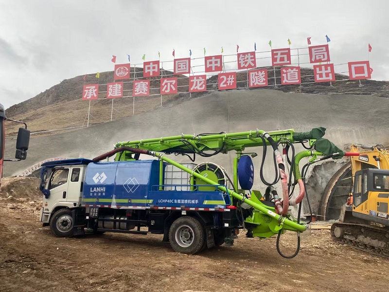 意大利贵宾会LCHP40C车载湿喷机械手助力同赛公路赛尔龙二号隧道出口建设